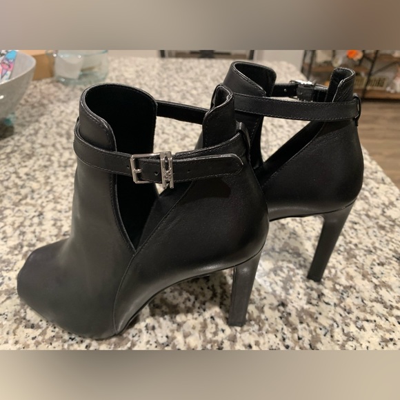 Michael Kors woman’s Lawson open toed boots. - Picture 1 of 4